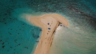 Havadan görünümü güzel plaj tropikal adada. Camiguin Adası Filipinler.