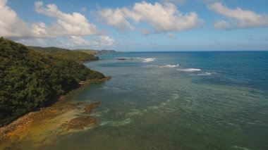 Tropik ada, plaj, kayalar ve dalgalar hava görünümünü deniz manzarası. Catanduanes, Filipinler.