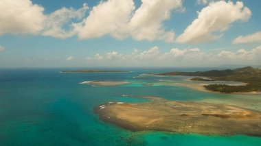 Havadan görünümü tropikal lagün, deniz, plaj. Tropik ada. Siargao, Türkiye.