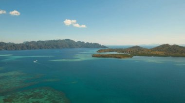 Hava manzaralı tropikal göl, deniz, sahil. Tropikal ada. Busuanga, Palawan, Filipinler.