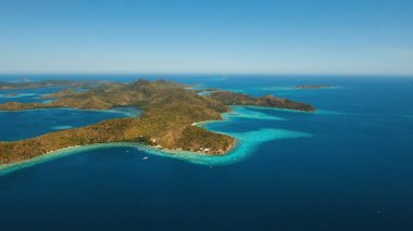 Havadan görünümü tropikal lagün, deniz, plaj. Tropik ada. Coron Palawan, Filipinler.