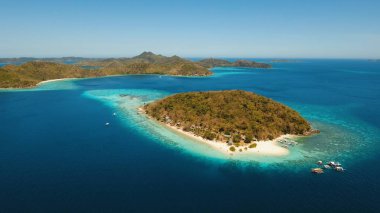 Muz adasındaki hava manzaralı güzel bir plaj. Filipinler.