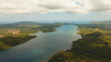 Tropikal deniz bay. Havadan görünümü: deniz manzarası Busuanga, Palawan, Filipinler.