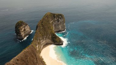 Denizde sahili olan kayalık bir uçurum. Karang Dawa.