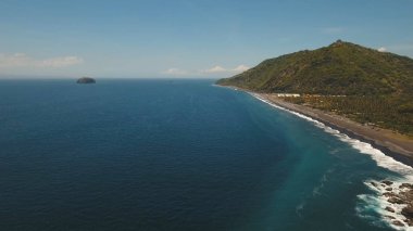 Tropikal manzara, deniz, sahil, dağlar.