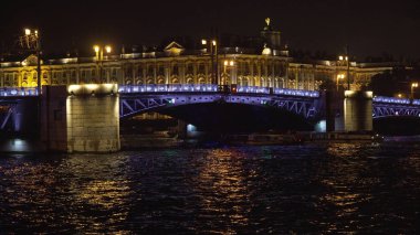Geceleyin nehir üzerinde aydınlık bir köprü