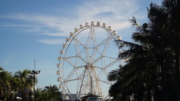 Roda gigante em um parque de diversões. — Fotografia de Stock