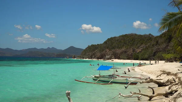 Прекрасний пляж на справжній тропічний острів Malcapuya. Філіппіни. — стокове фото