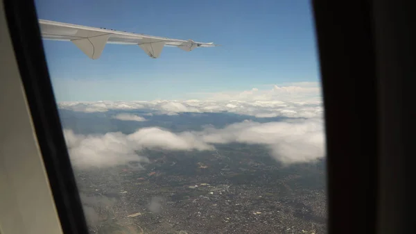 Θέα από το παράθυρο ενός αεροπλάνου. Μανίλα, Φιλιππίνες. — Φωτογραφία Αρχείου