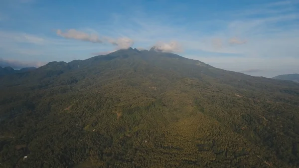 Montañas con bosque tropical. Isla de Camiguin Filipinas . — Foto de Stock