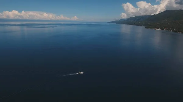 Lancha a motor en el mar, vista aérea.Isla de Cebú Filipinas . — Foto de Stock
