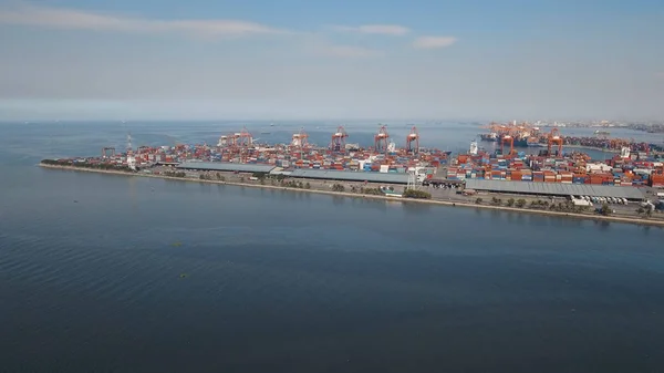Carga industrial vista aérea do porto. Manila, Filipinas. — Fotografia de Stock
