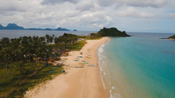 Vista aérea hermosa playa en una isla tropical. Filipinas, El Nido . — Foto de Stock