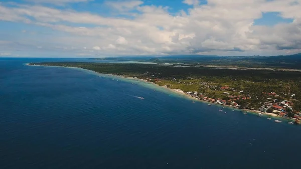 Vista aérea hermosa playa en la isla tropical. Isla de Cebú Filipinas . —  Fotos de Stock