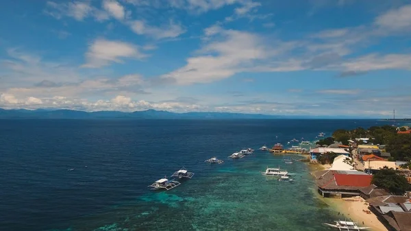 Havadan görünümü güzel plaj tropikal adada. Cebu Adası Filipinler.