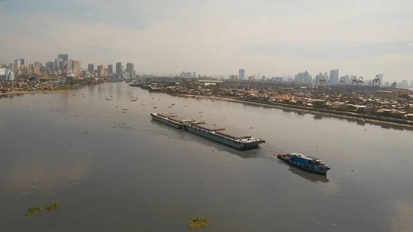 Vista aerea rimorchiatore e chiatta nel mare.Filippine, Manila . — Foto Stock