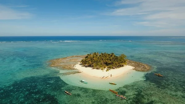 Vista aérea hermosa playa en la isla tropical. Isla de Guyam, Filipinas, Siargao . — Foto de Stock