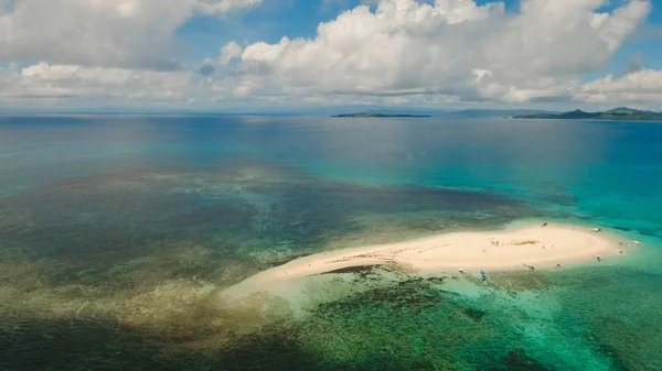 Havadan görünümü güzel plaj tropikal adada. Siargao Adası, Filipinler. — Stok fotoğraf