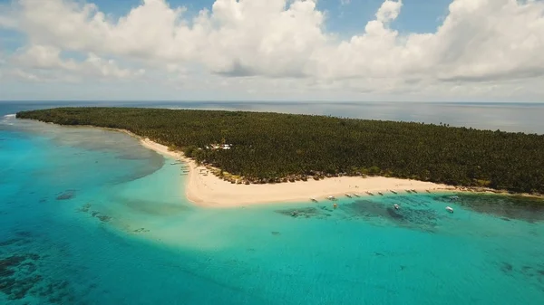 Vista aérea hermosa playa en la isla tropical. Isla de Daco, Filipinas, Siargao . — Foto de Stock