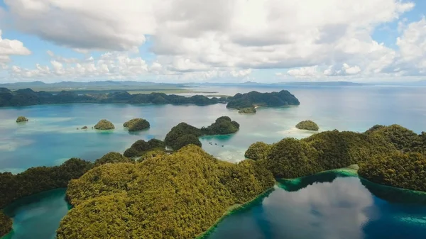 Vista aerea laguna tropicale, mare, spiaggia. Isola tropicale. Siargao, Filippine . — Foto Stock