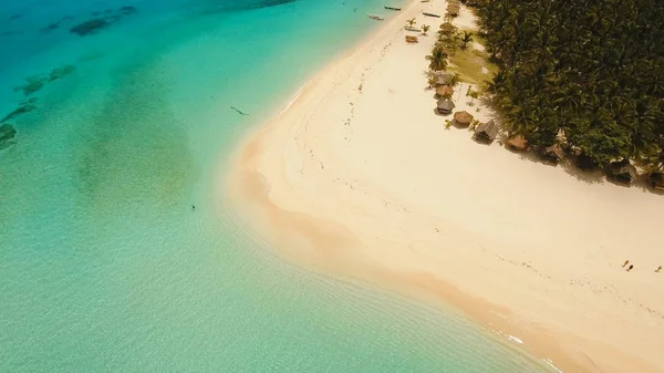 Vista aérea hermosa playa en la isla tropical. Isla de Daco, Filipinas, Siargao . — Foto de Stock