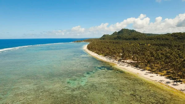 Vista aérea bela praia em uma ilha tropical. Filipinas, Siargao . — Fotografia de Stock