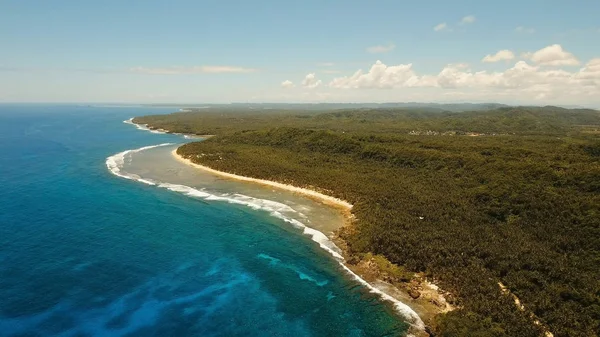 Mare con isola tropicale, spiaggia, rocce e onde. Siargao, Filippine . — Foto Stock