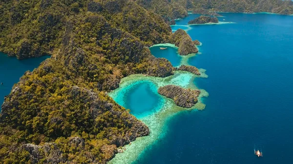 Filipinler, Coron, Palawan 'da tropikal bir adada Barakuda Gölü. — Stok fotoğraf