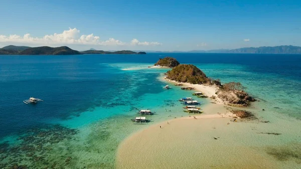 Vista aérea hermosa playa en un tropical Bulog Dos Island. Filipinas. — Foto de Stock