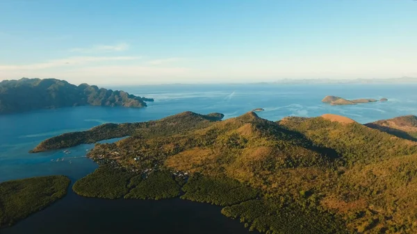 Повітряний вид тропічної лагуни, моря, пляжу. Тропічний острів. Бусуанга (Палаван, Філіппіни). — стокове фото