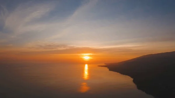 Puesta de sol en la costa del mar. Bali, Indonesia. — Foto de Stock