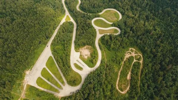 Strada di prova nella foresta. Vista aerea — Foto Stock