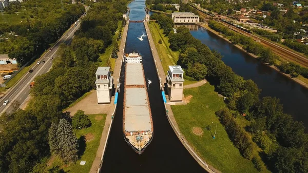 Gateway op de rivier. Sluisdeuren. — Stockfoto