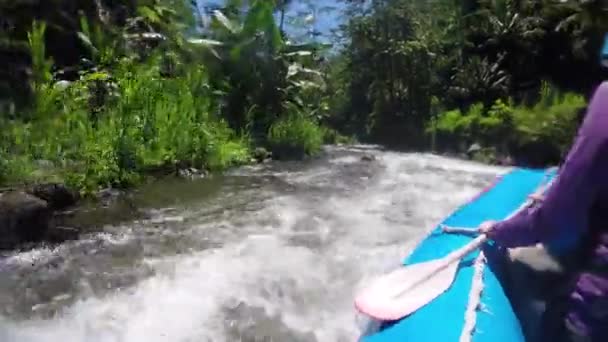 Rafting sul fiume di montagna in Indonesia . — Video Stock