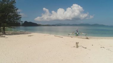 Plaj ve deniz manzaralı bir deniz manzarası. Filipinler, Luzon.