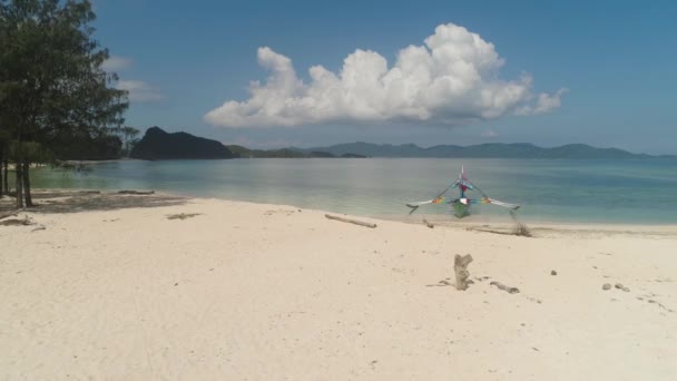 Морской пейзаж с пляжем и морем. Филиппины, Luzon. — стоковое видео