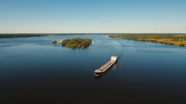 Havadan görünümü: mavna Nehri üzerinde.
