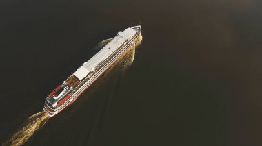 Nehir yolcu gemisinde. Havadan görünümü