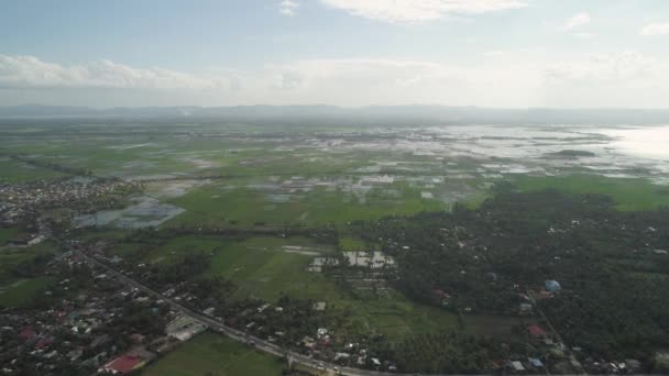 Paisaje con un lago, tierras agrícolas y montañas . — Vídeos de Stock