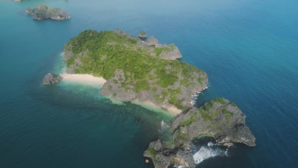 Paisaje marino de las Islas Caramoanas, Camarines Sur, Filipinas. — Vídeo de stock