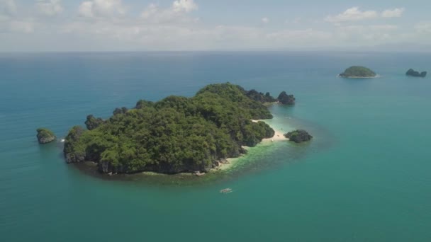 Морской пейзаж Карамоанских островов, Камаринес-Сур, Филиппины. — стоковое видео