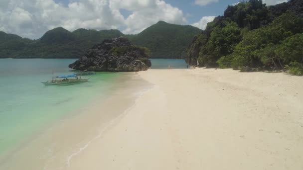 Meereslandschaft der Caramoan Islands, Camarines Sur, Philippinen. — Stockvideo