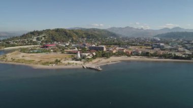 Plaj ve deniz feneri sahil şeridine.