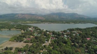 Tropikal peyzaj, dağlar, göller.