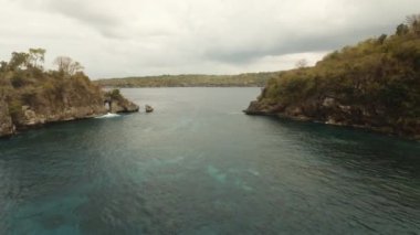 Mavi lagün tropik bir adada. Nusa Penida