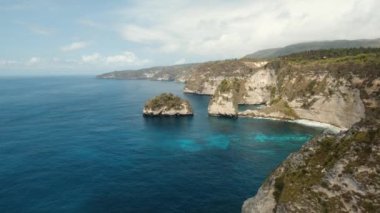 Nusa Penida, Bali, Endonezya 'da kayalıklar, deniz ve dalgalar