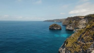 Nusa Penida, Bali, Endonezya 'da kayalıklar, deniz ve dalgalar