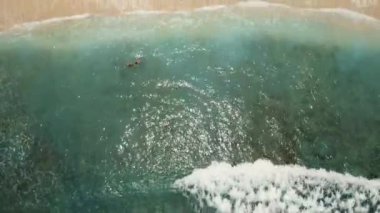 Hava güzel bir plaj görüntüleyin. Nusa Penida