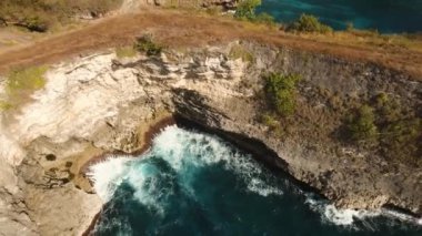 Nusa Penida, Bali, Endonezya 'da kayalıklar, deniz ve dalgalar