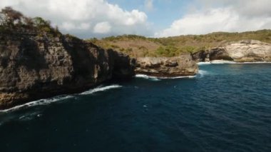 Deniz manzarası kayalıklarla, deniz ve dalgalar Nusa Penida, Bali, Endonezya